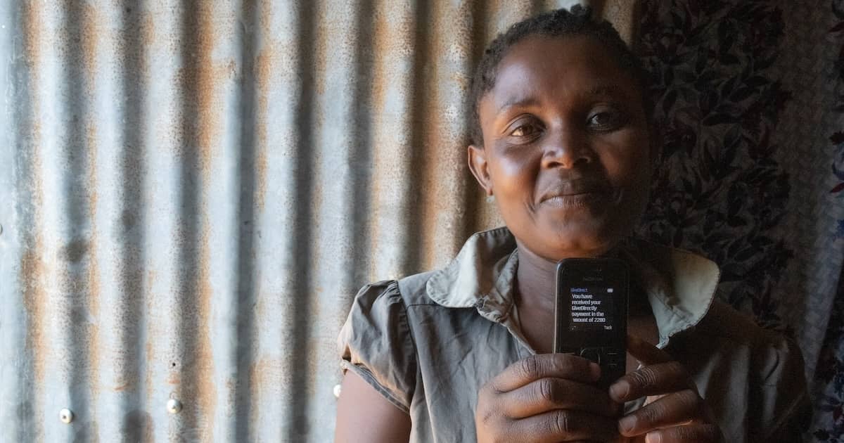 Jackeline O. muestra un mensaje confirmando que ha recibido dinero, Kenya. GiveDirectly.
