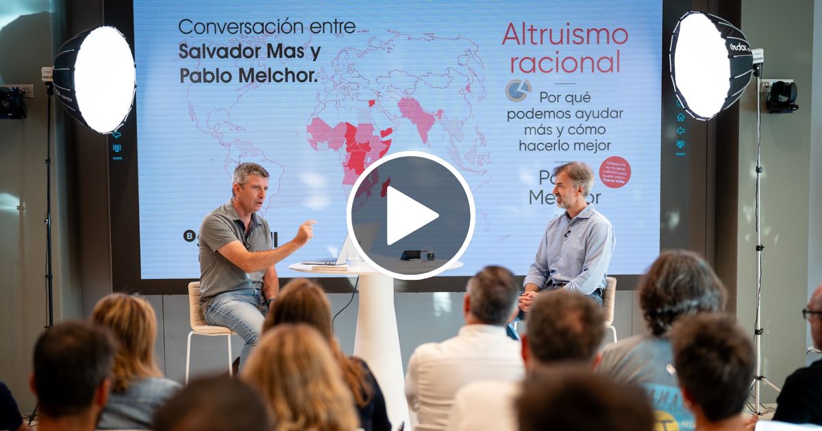 Presentación en Valencia, en una conversación con Salvador Mas (donante de Ayuda Efectiva y CEO de GPT Advisor)