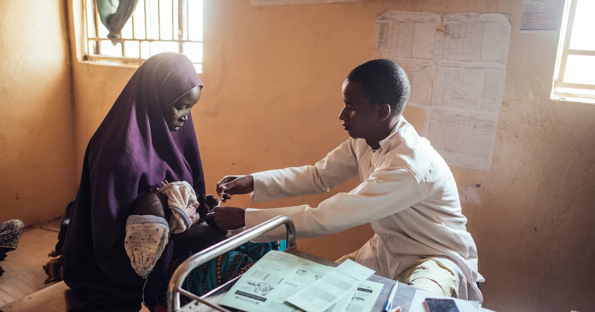 Vacuna administrada a un niño con el programa de incentivos en el norte de Nigeria.