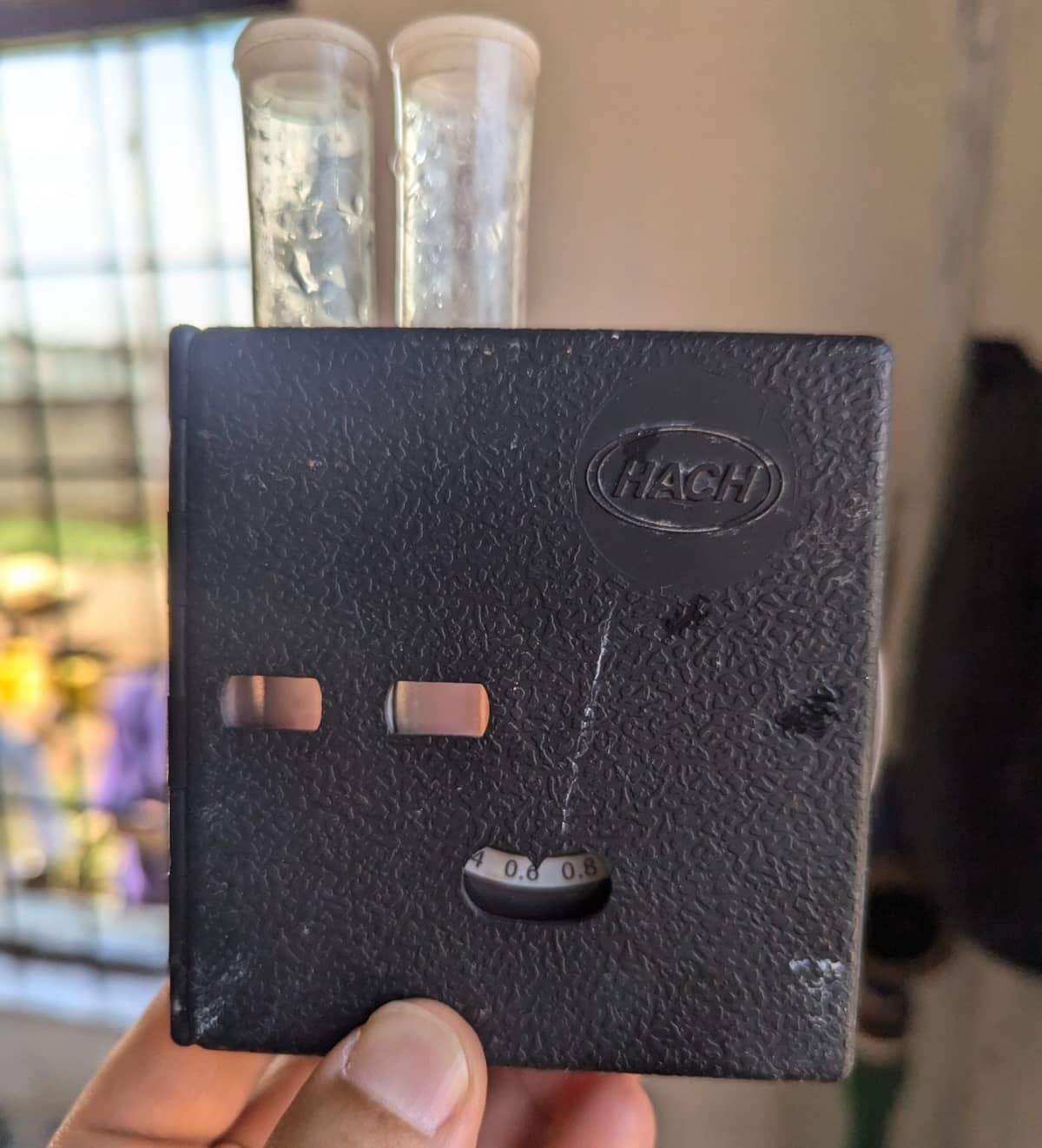 Medición de cloro con una rueda de colores.