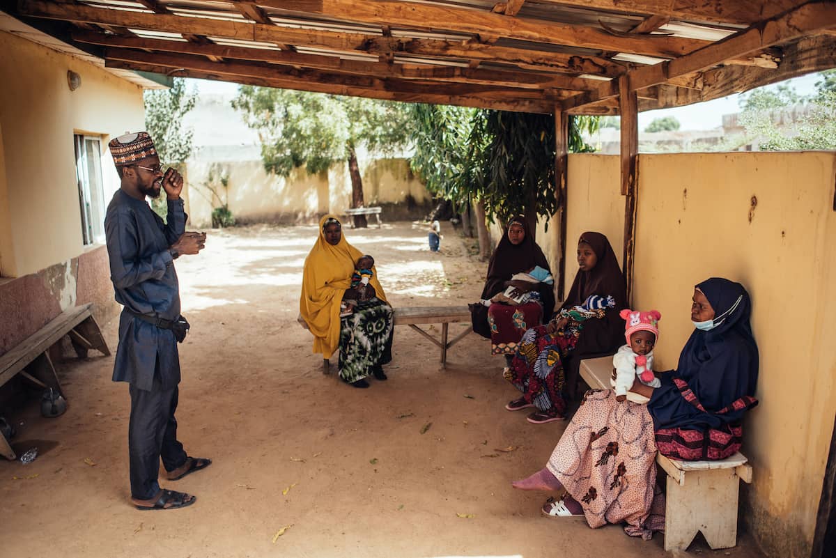 Abubakar con un grupo de madres y los bebés.