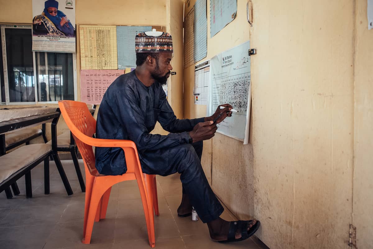Abubakar marcando un calendario.