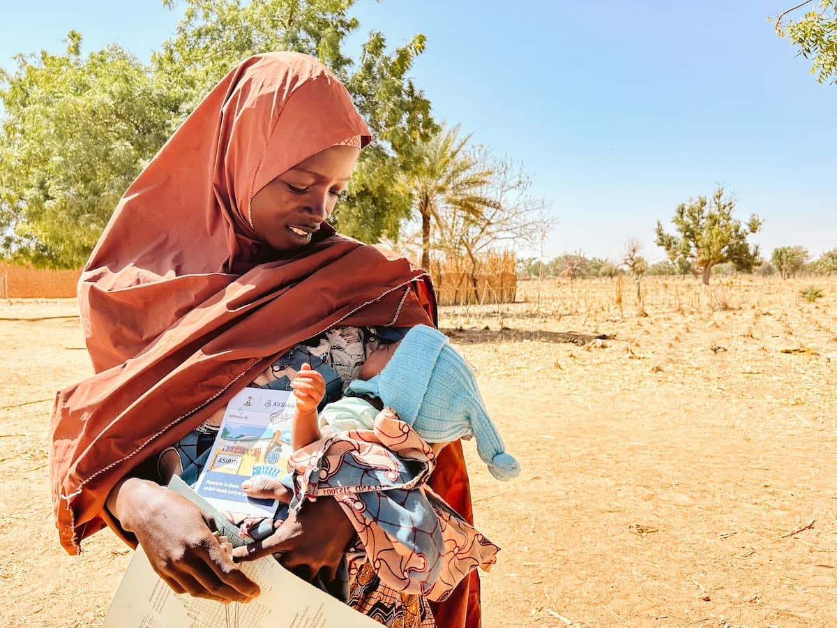 Alawiyya Amadu y su hijo de tres semanas Aliyu.