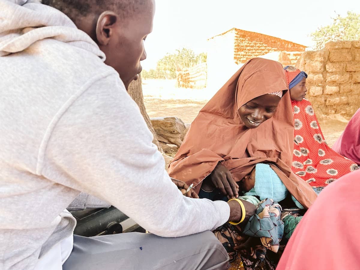 Alawiyya Amadu y su hijo de tres semanas Aliyu.