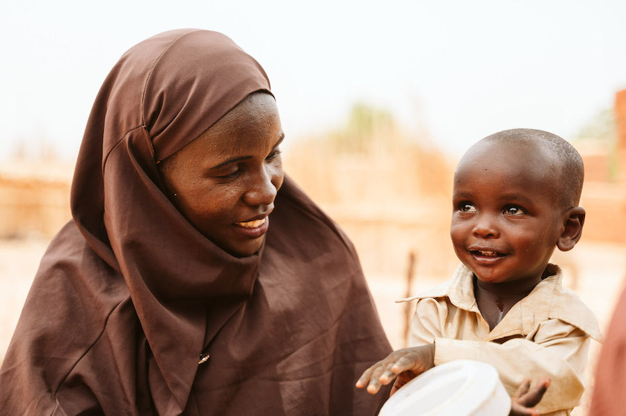 Hauwa Ibrahim con su hijo de un año, Hamza, en la aldea de Kwamarawa, Nigeria
