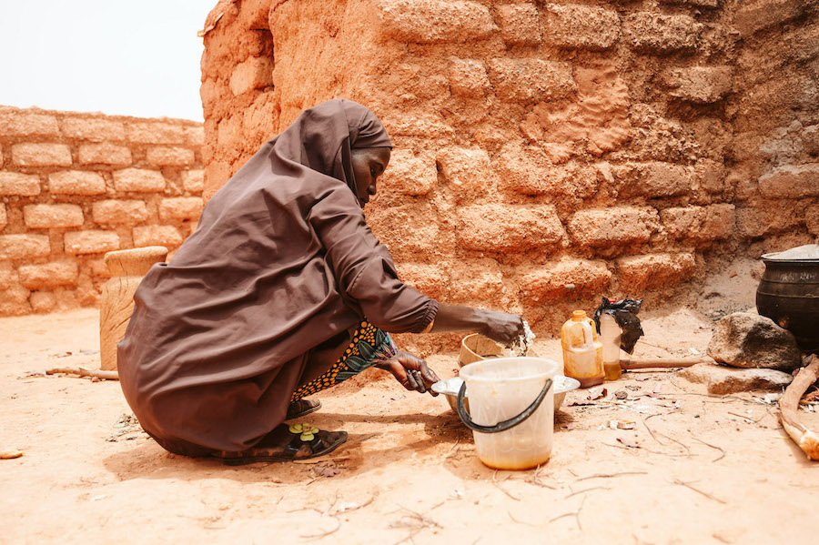 Hauwa preparando el desayuno