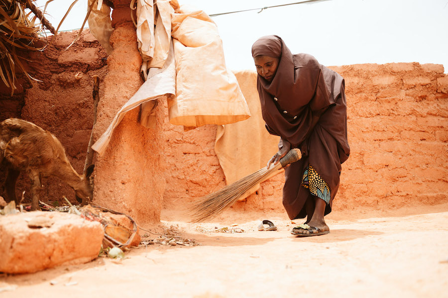 Hauwa barriendo la casa
