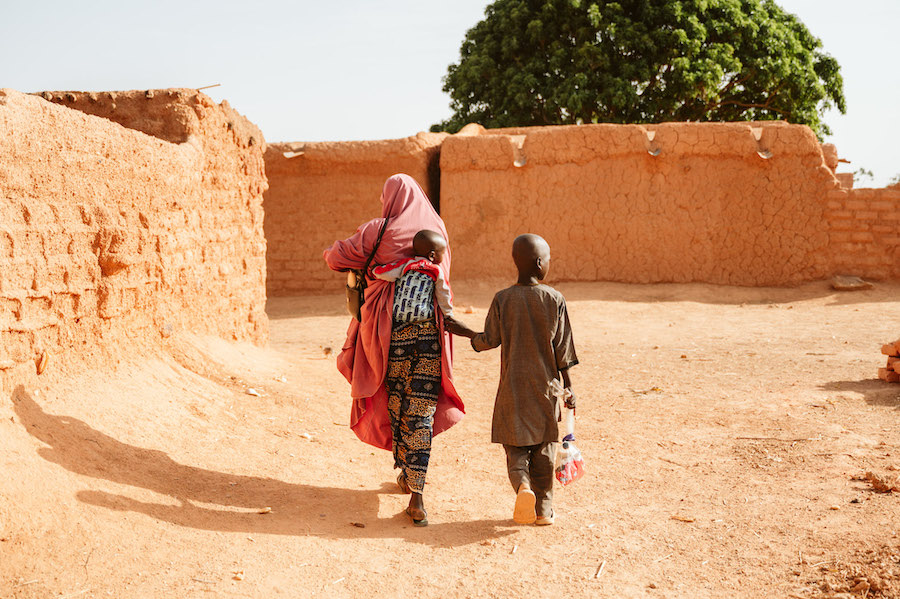 De camino a la clínica con Hamza y su hijo de 9 años, Abubakar