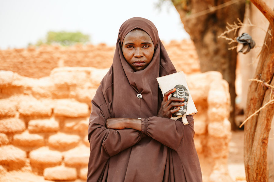 Hauwa, madre de ocho hijos, estuvo a punto de perder a uno de ellos por desnutrición después de que contrajera el sarampión y no pudiera comer. «Fue una experiencia traumática porque estuve a punto de perderlo», explica.