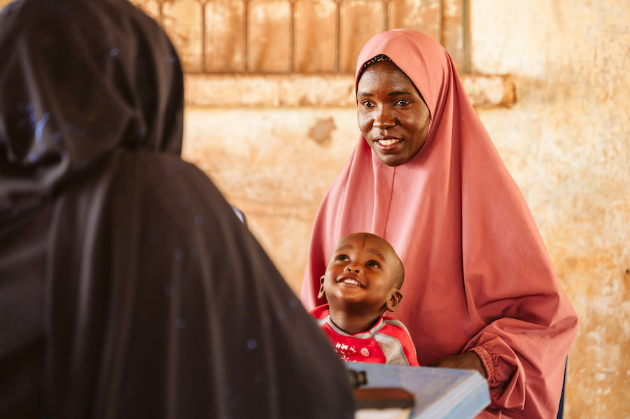 En el ambulatorio, es el turno de Hauwa y Hamza. Hamza es uno de los 3,4 millones de niños atendidos hasta ahora por el programa de New Incentives