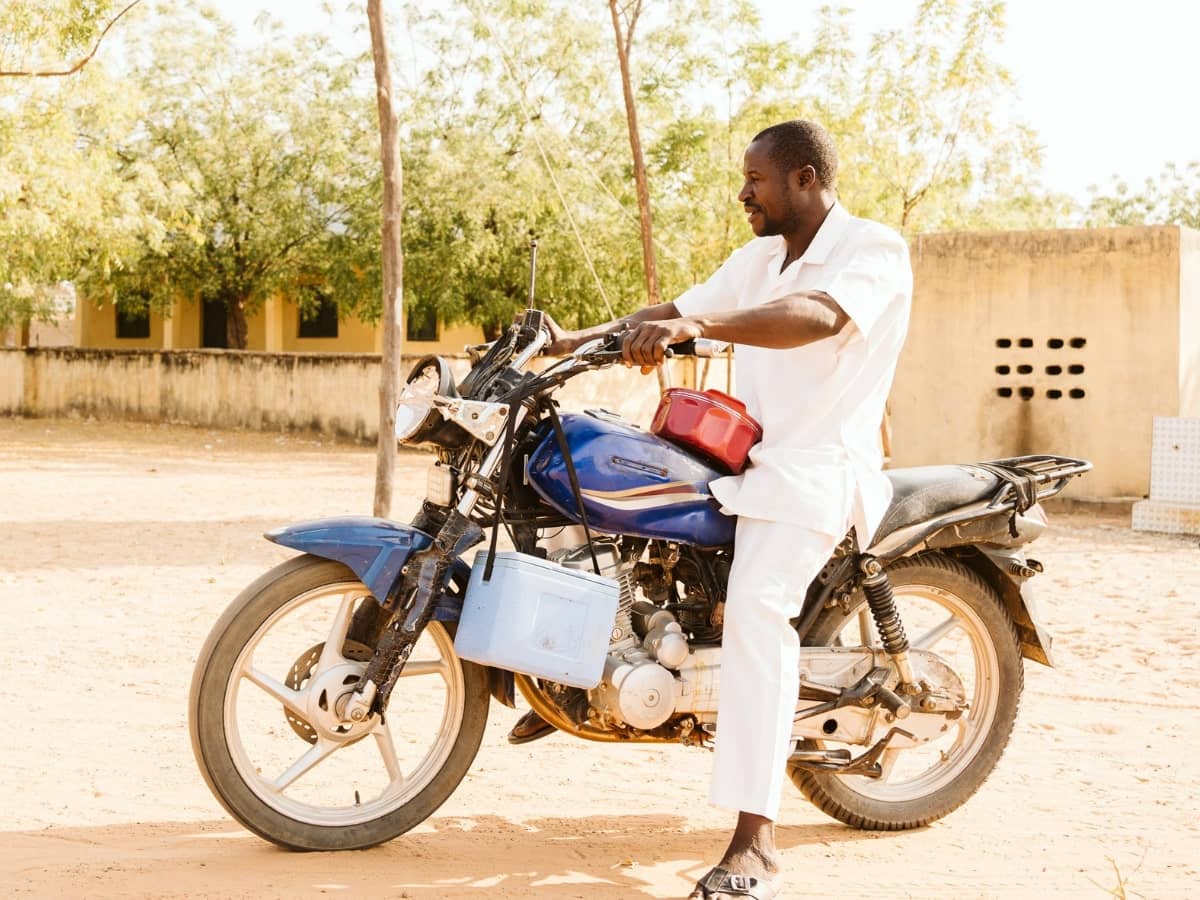 Mustapha Shuaibu en su motocicleta