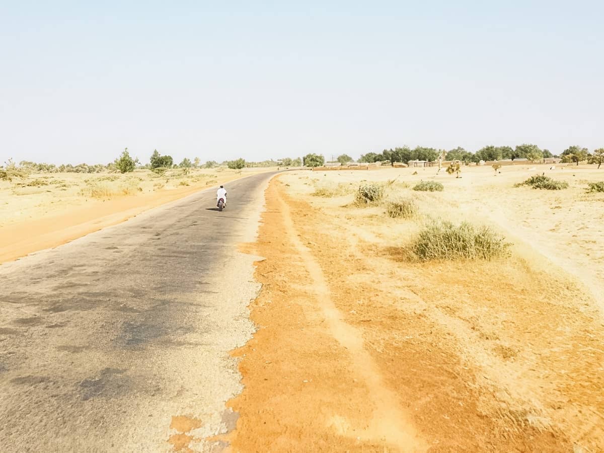 Mustapha Shuaibu conduce su motocicleta