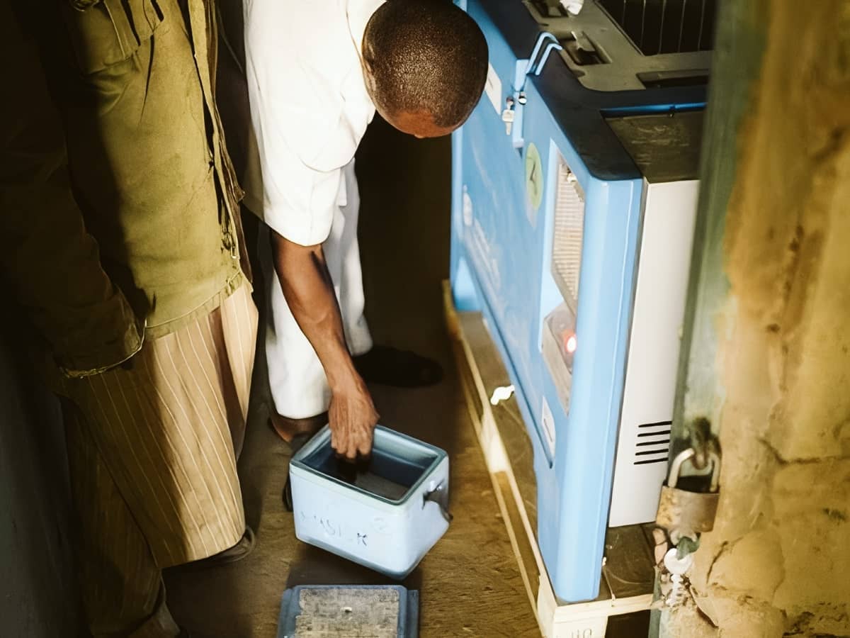 Mustapha Shuaibu recoge las vacunas