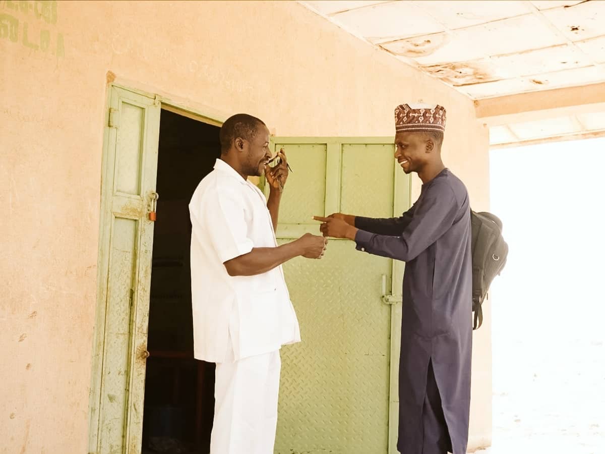 Mustapha se encuentra con el agente sobre el terreno de New Incentives, Sanusi Musa
