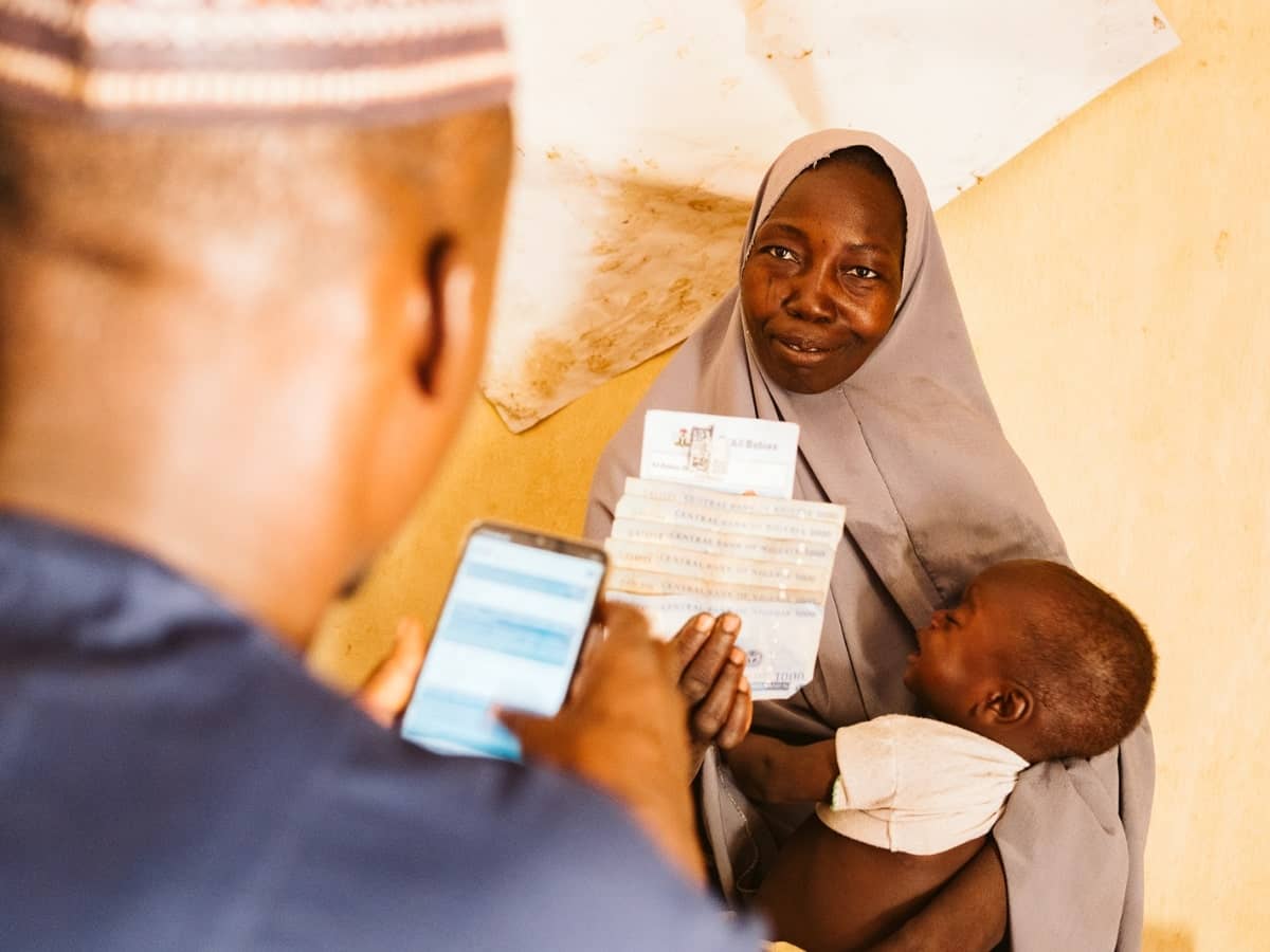 Tsaibatu Buhari y su hijo Uzairu en la foto de verificación