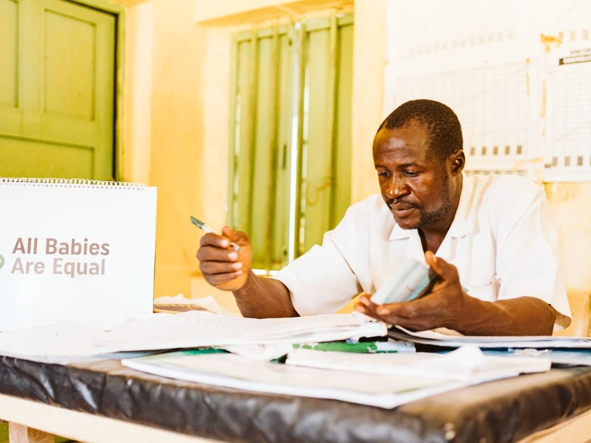 Mustapha Shuaibu revisa los registros