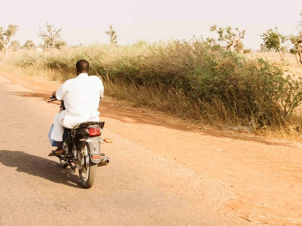 Mustapha Shuaibu en su motocicleta de vuelta